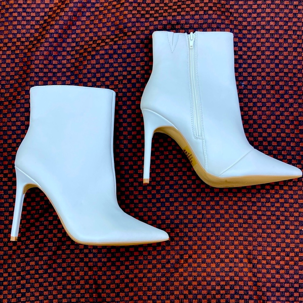 NWT Express stilleto heeled booties-white